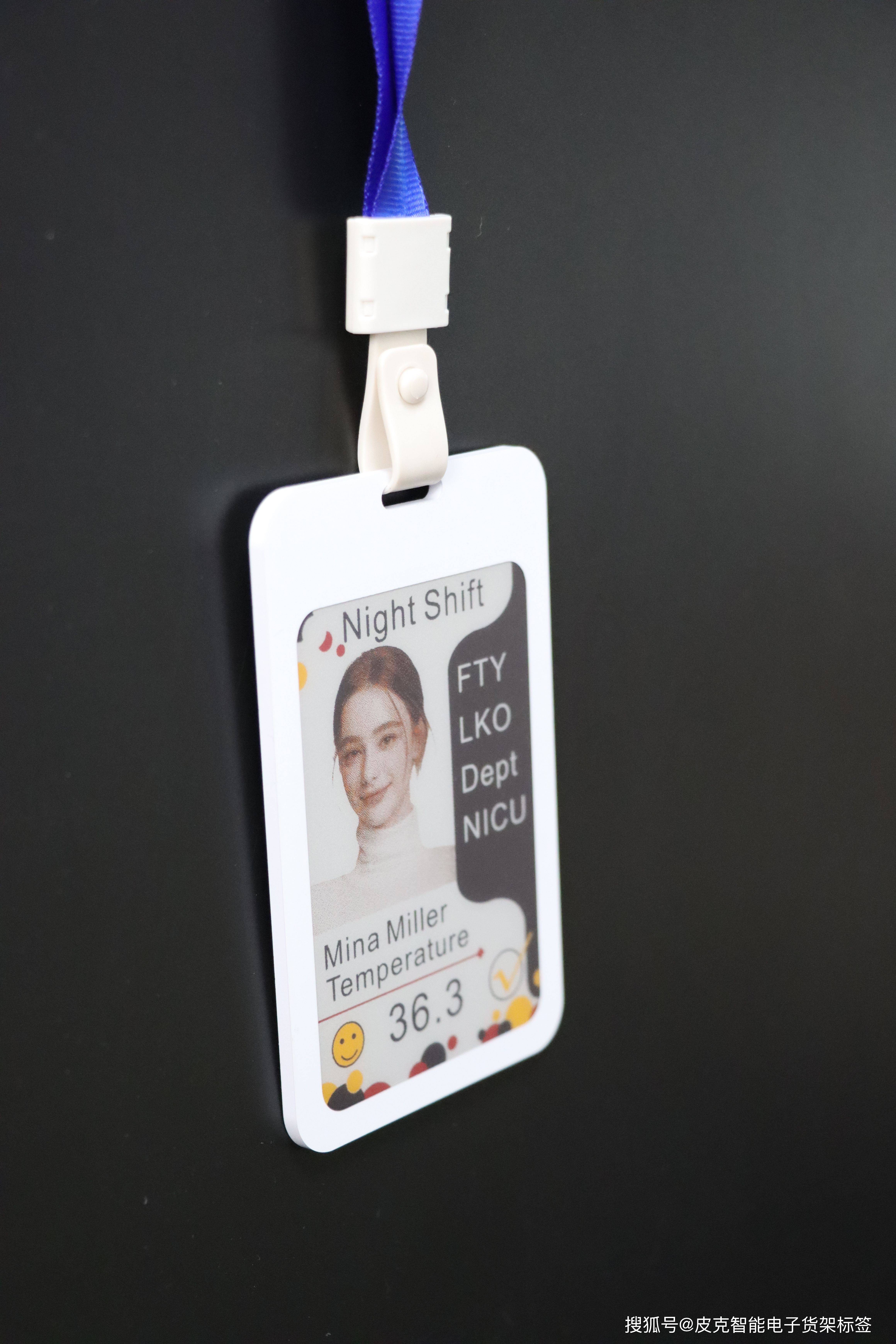 还是工厂工人,外勤人员,这款 4 寸电子工牌都能完美适配你的工作场景