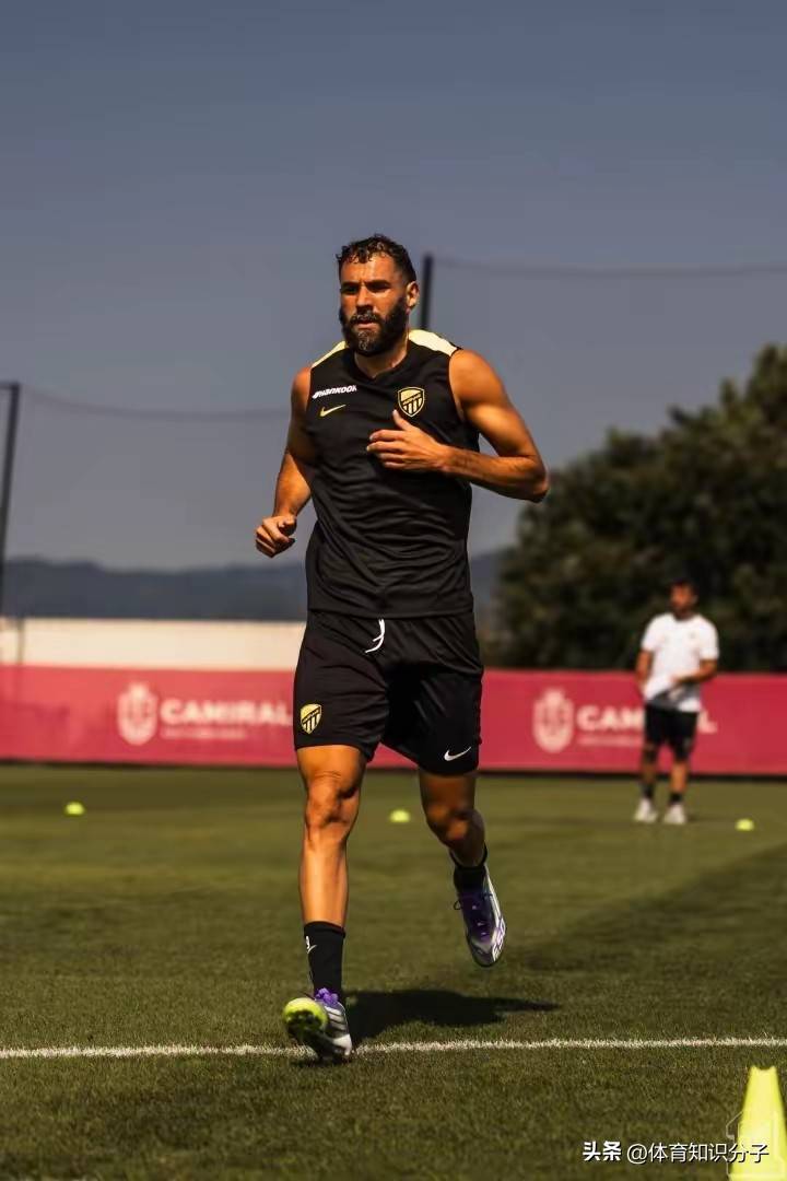 白胡子秃头顶!37岁本泽马断崖式衰老,网友:看起来像67岁老头