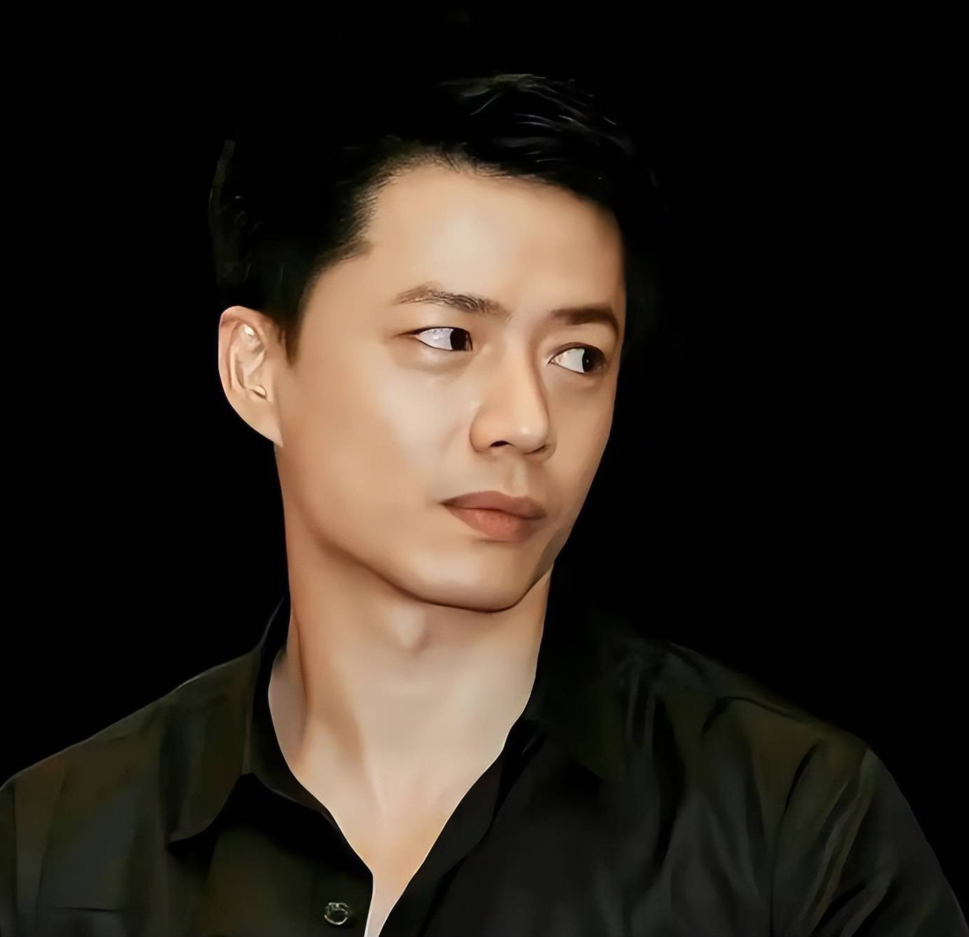 段奕宏:追求9年终成眷属,妻子13年丁克因怕痛,余生只愿宠爱她