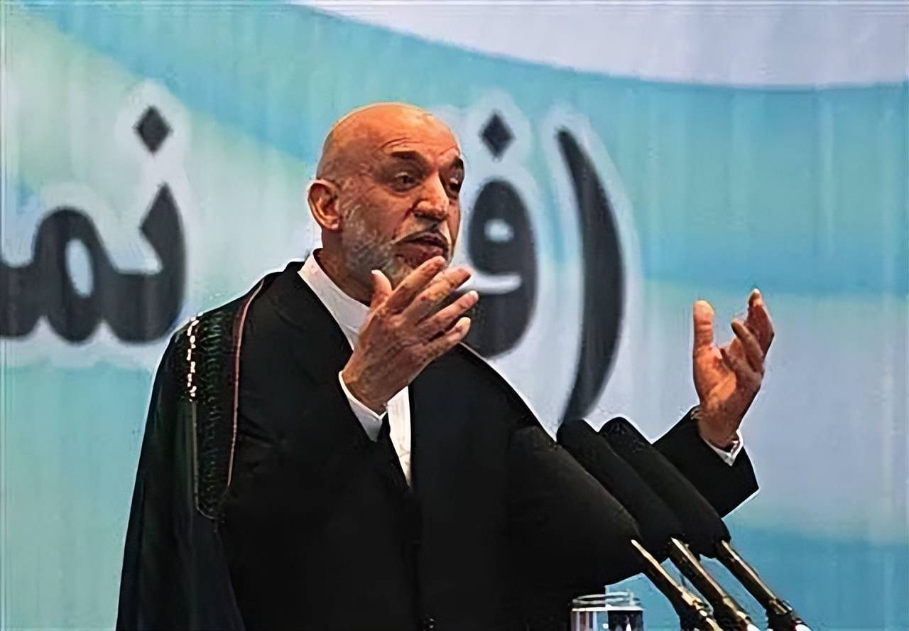 21年阿富汗现总统跑路,前总统却坚守喀布尔,卡尔扎伊为啥不跑?