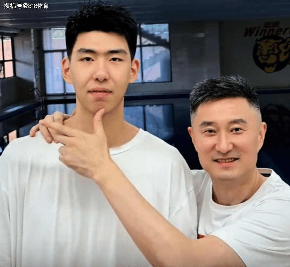 开心!杜锋44岁生日周鹏给他戴上生日帽,徐昕主动送上祝福一笑泯恩仇