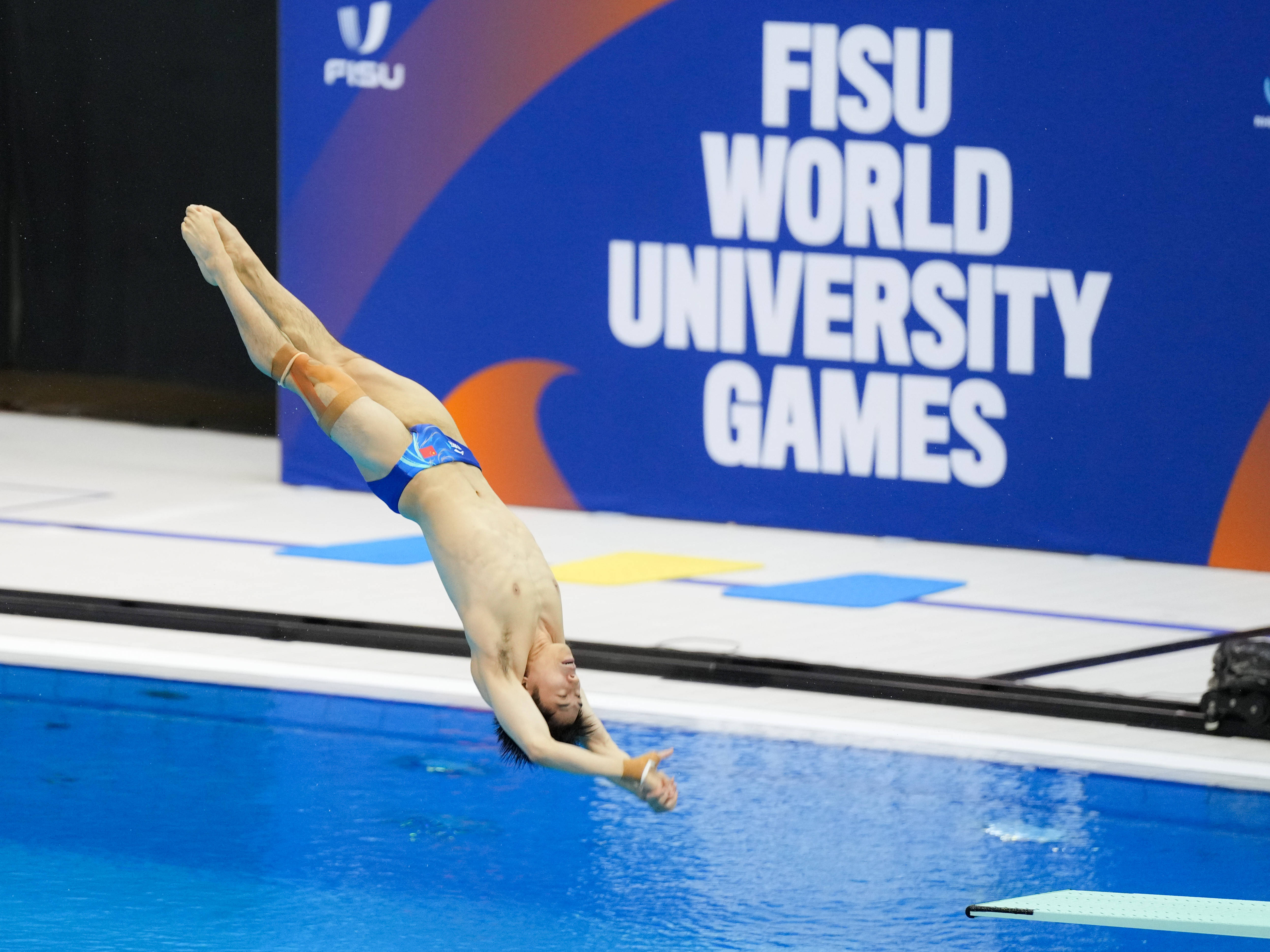 —跳水:张文澳,胡宇康分获男子一米板冠亚军