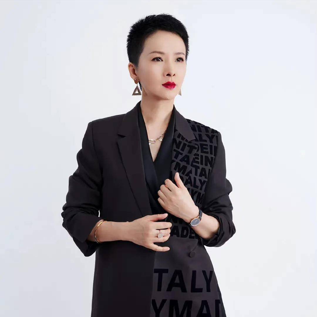 50岁演员谢兰定居美国,回国长相变化太大,脸部油腻并且不对称!