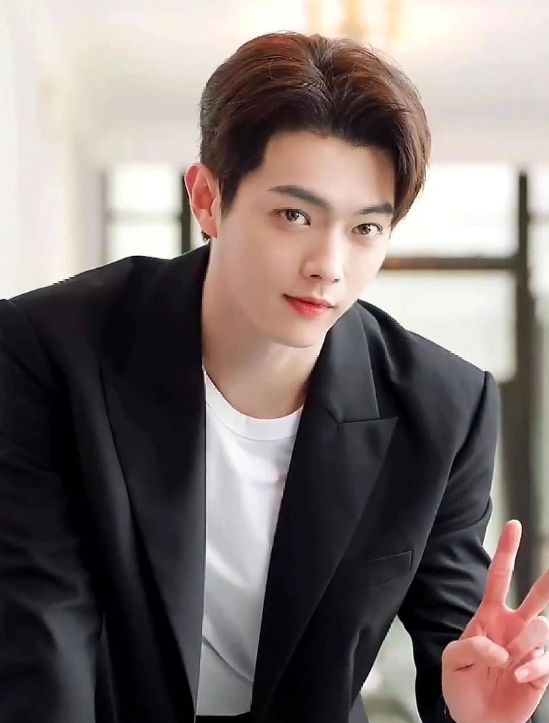 内娱最帅男明星排名重置,杨洋位居第三,你心中的颜值巅峰是谁?