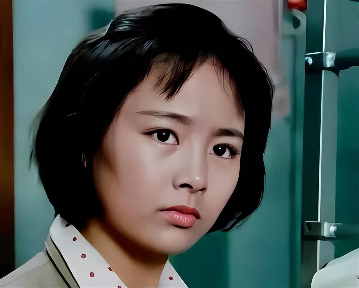 1957年,张瑜出生在上海,父母