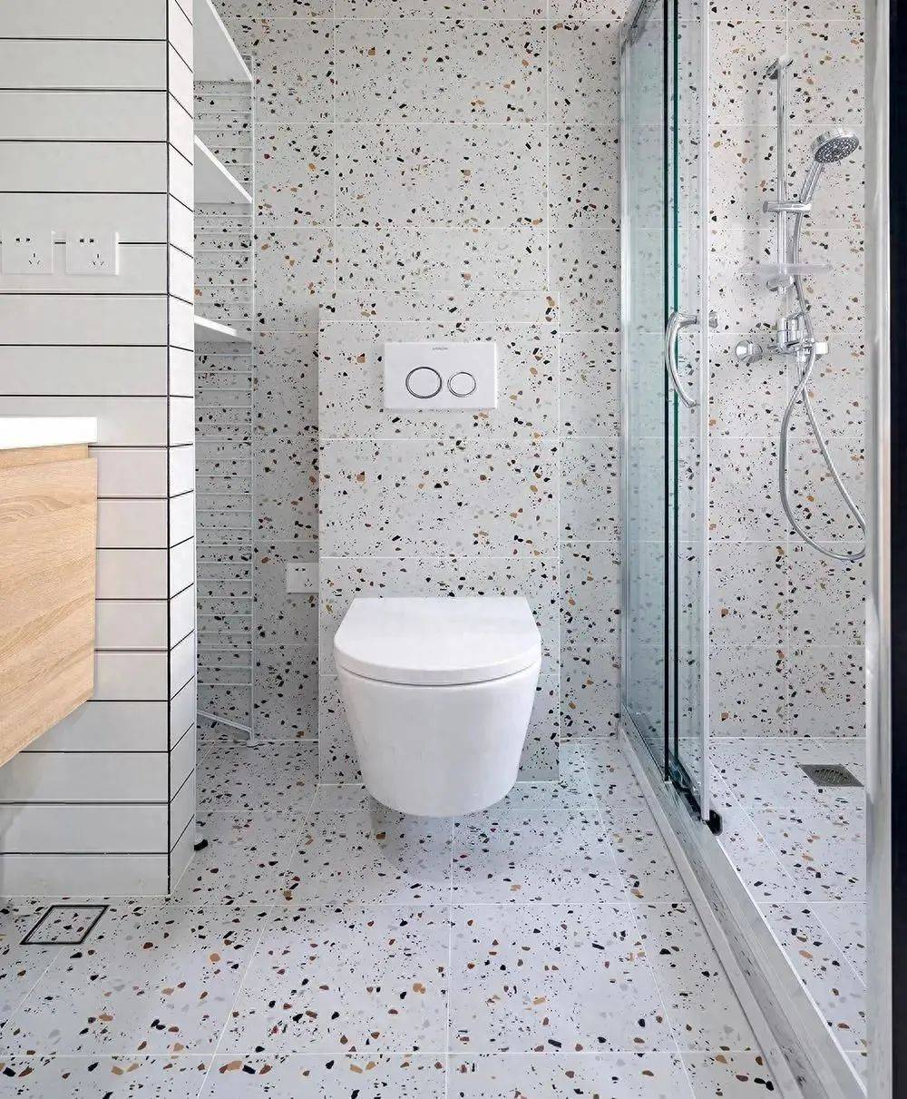 很多人的卫生间都在铺这种瓷砖无缝隙好打理时尚又耐看