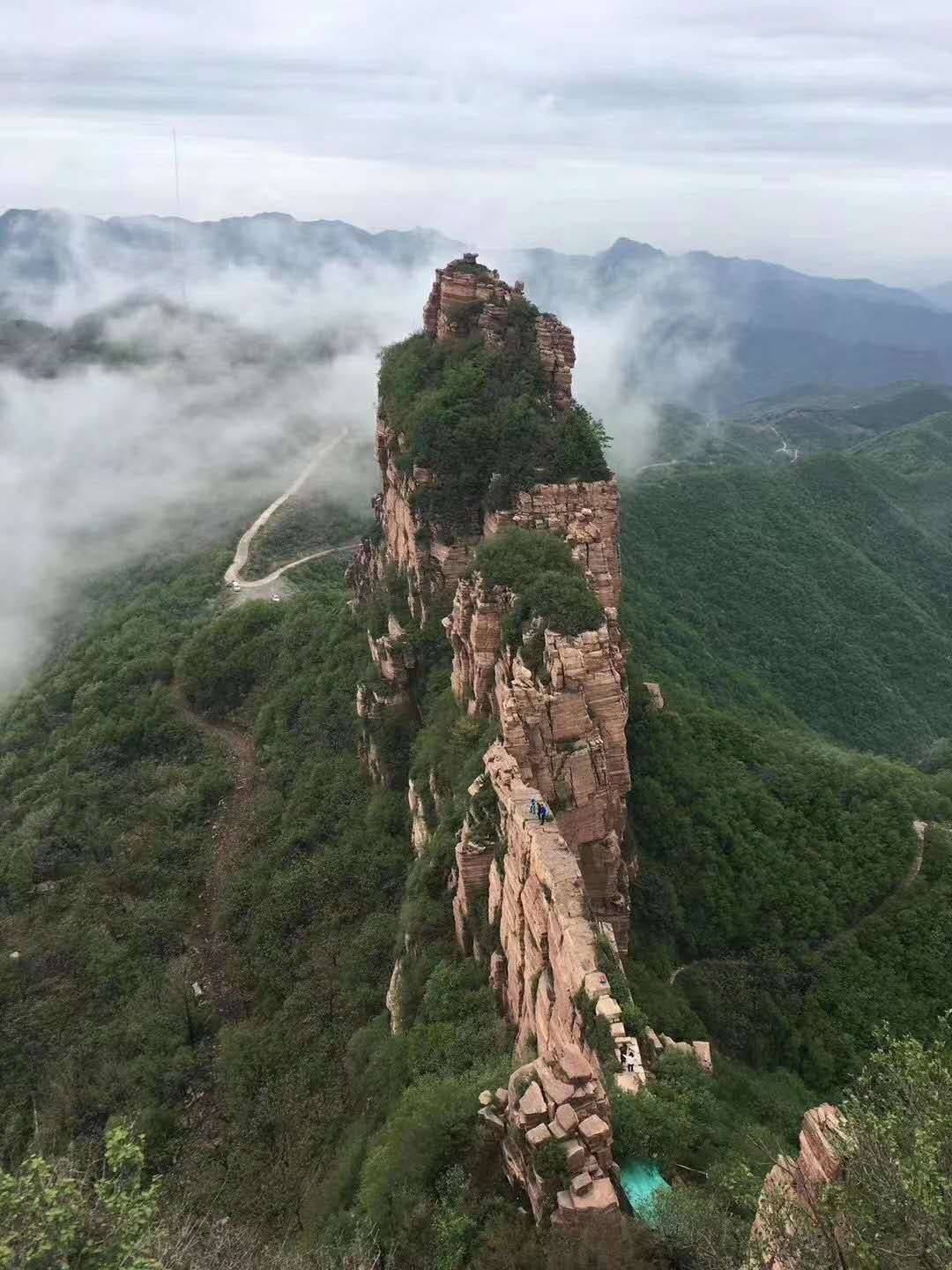 的喀斯特地貌代表其地质景观形成于14亿年前的地质运动以岩溶嶂谷