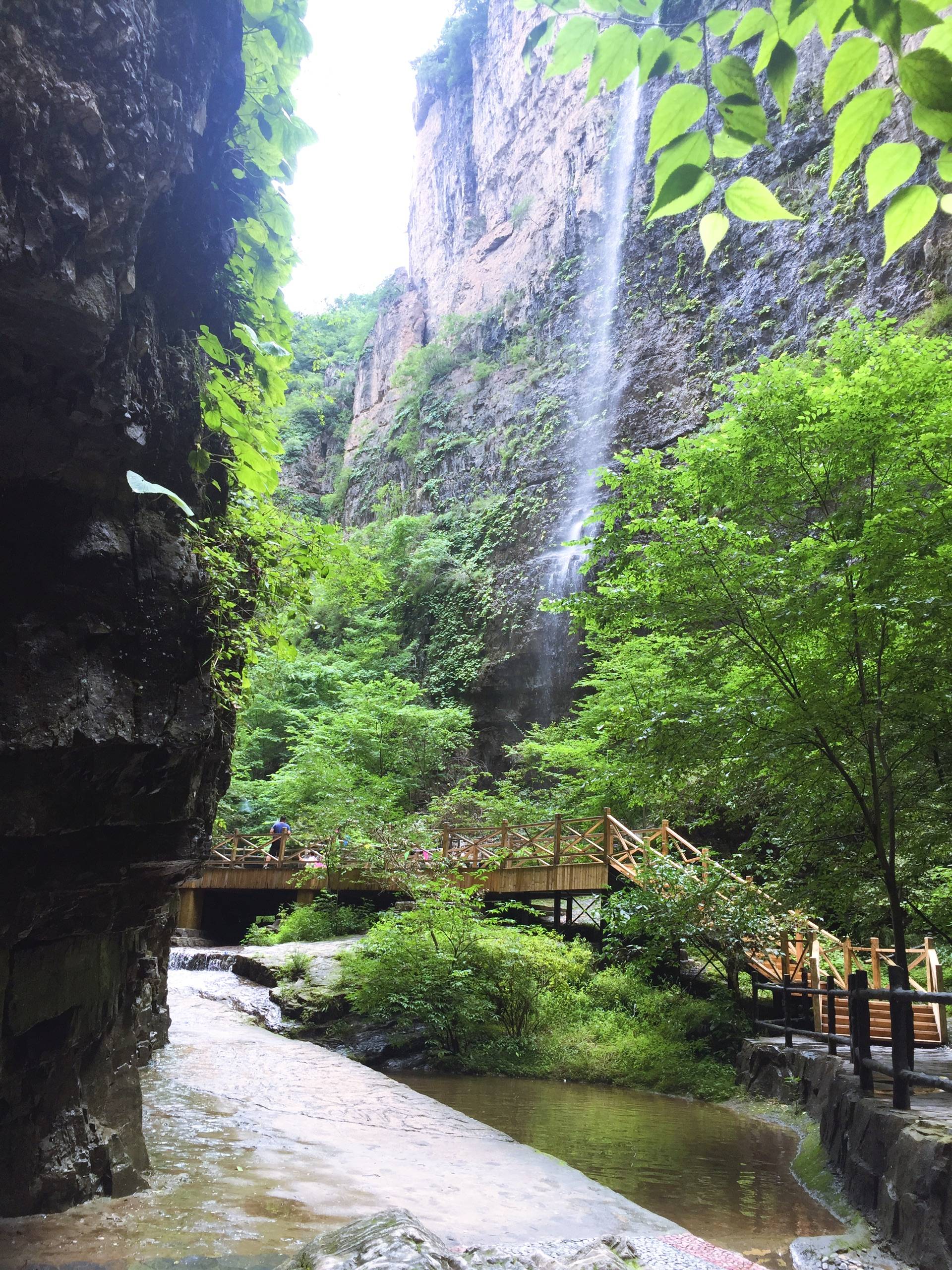 的喀斯特地貌代表其地质景观形成于14亿年前的地质运动以岩溶嶂谷