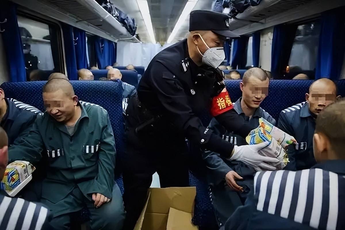 天河监狱押送79名罪犯实录,百名武警荷枪实弹,过程惊心动魄