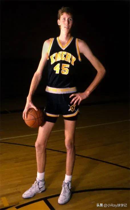 比姚明还高3公分的巨人,被麦迪骑扣,如今瘫痪无法站立