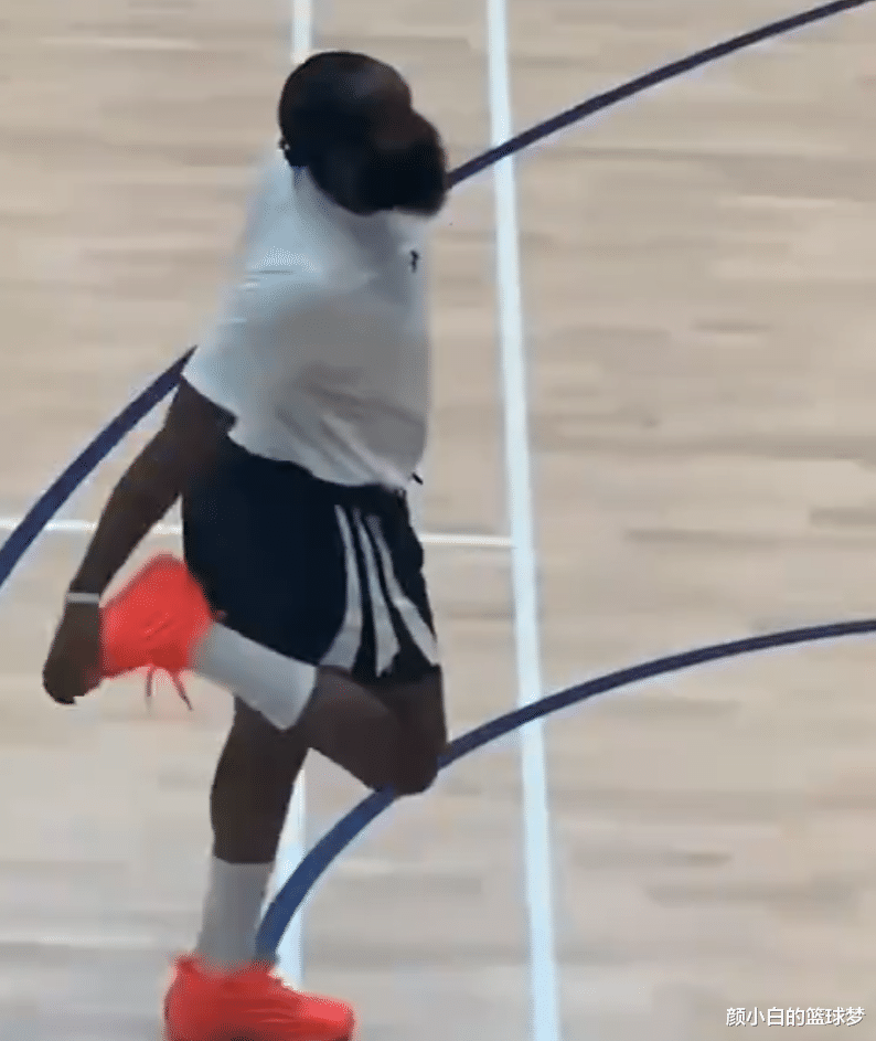 哈登中国行人气爆棚排面拉满:大肚腩凸起疑似发福美媒调侃吸收卢卡