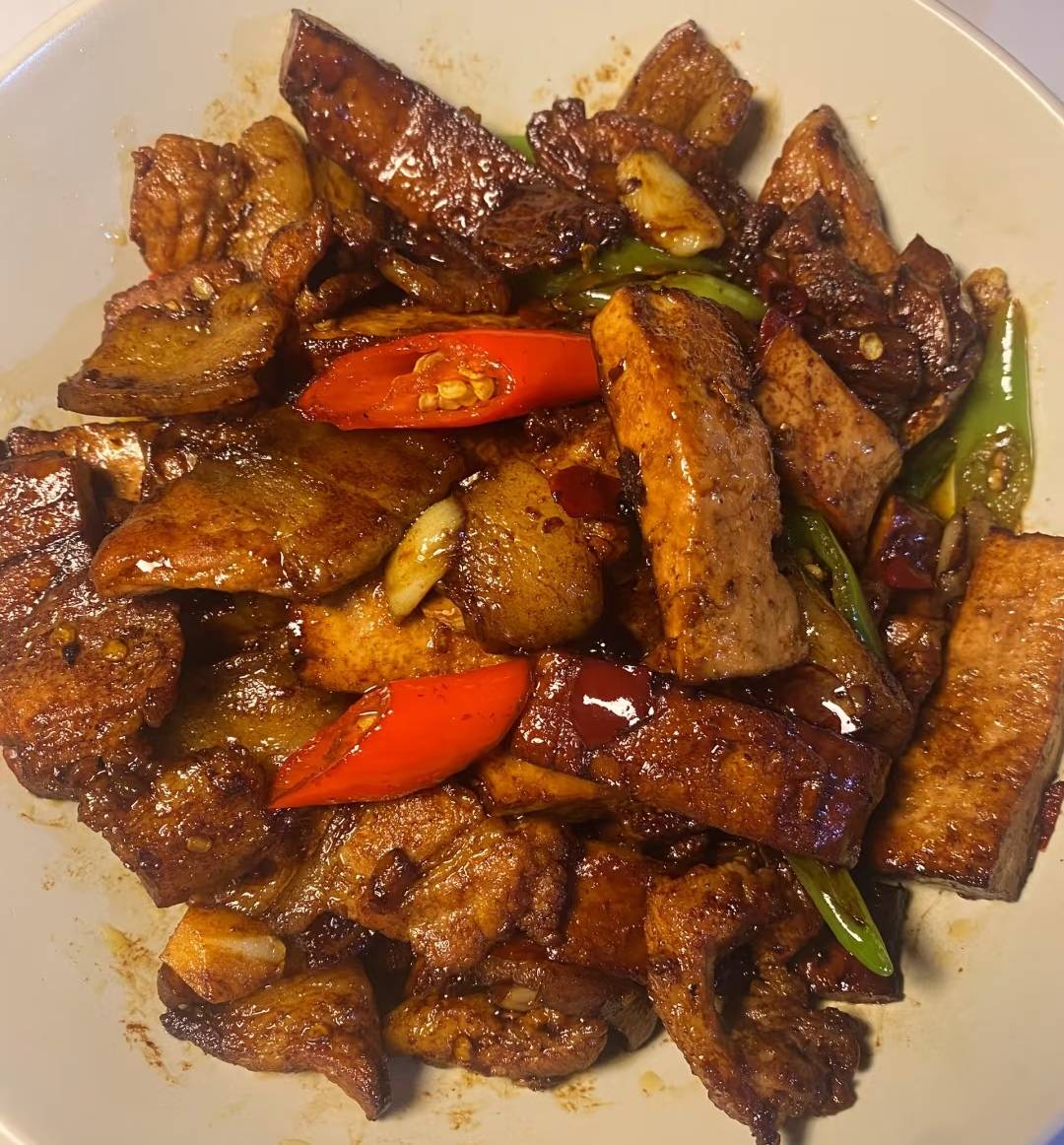 五花肉烧酱干:一口锅里的烟火江湖