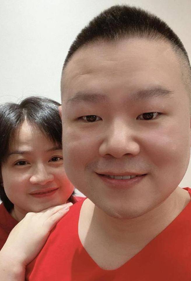 岳云鹏妻子近照曝光,庆功宴笑得太开心,有师娘范和王惠越来越像