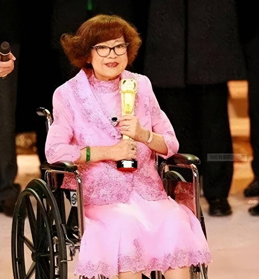 在香港娱乐圈,有一位举足轻重的人物,她的地位堪称崇高,那就是沈殿霞