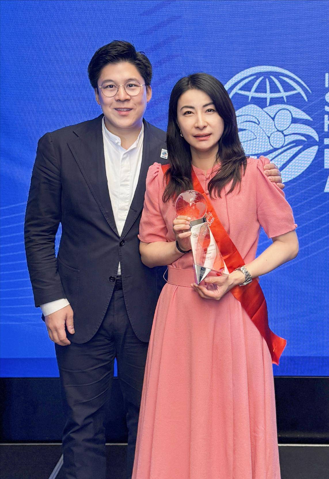 全网恭喜43岁郭晶晶再破天花板级别不一般霍启刚真出力不少