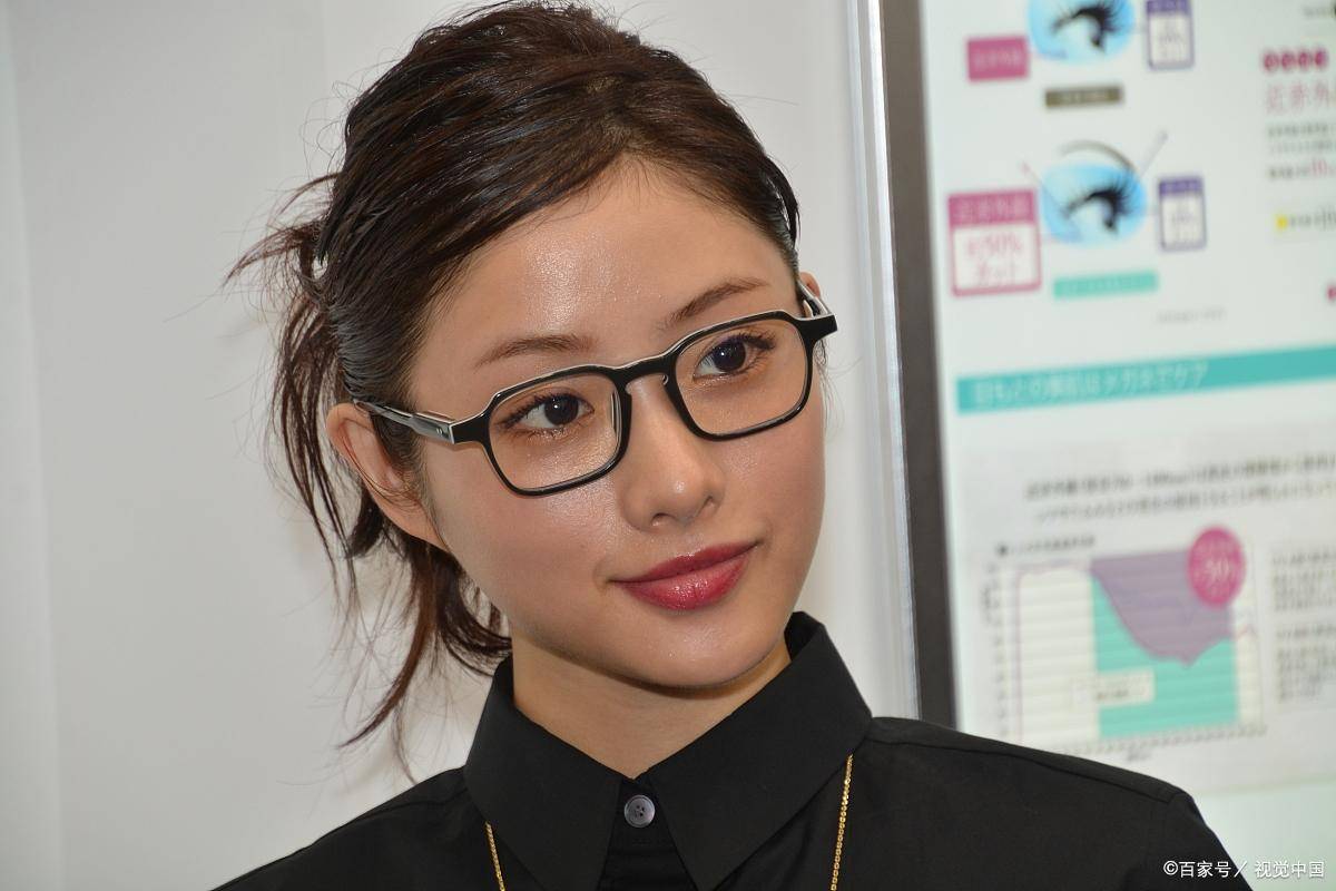 进入演艺圈后,石原里美参演了多部电视剧和电影.获得了最佳新人"完美