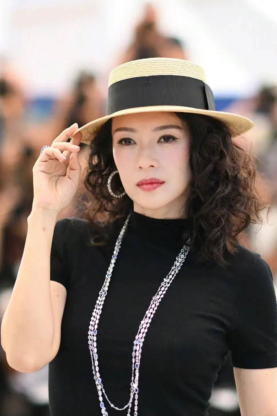 原创章子怡戛纳踢腿的图出了她咧着嘴笑的放肆她满脸雀斑但很好看