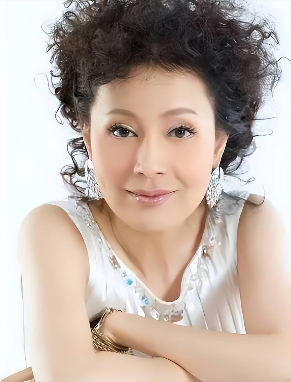 她出道便靠姑父走红,姑父另结新欢后,彻底沦为了18线演员