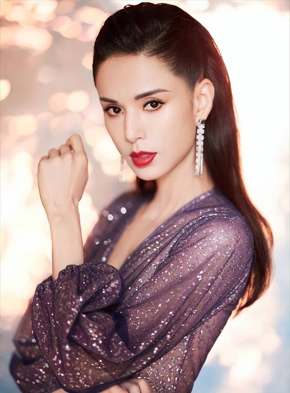 58岁李若彤超市被偶遇,气质脱俗美到发光,30年后依旧是小龙女