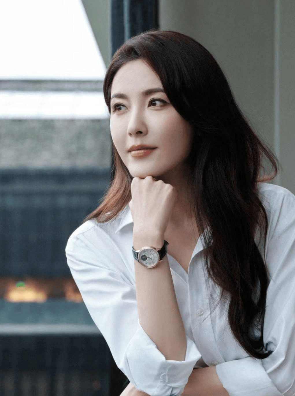 1974年出生的曾黎,从小就展现出超凡的美貌与气质,那