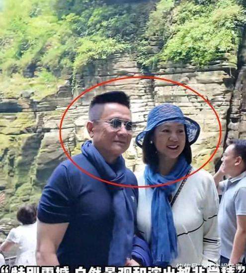 70岁演员张志坚携老婆恩施旅游,网友:69岁妻子气质好太显年轻!