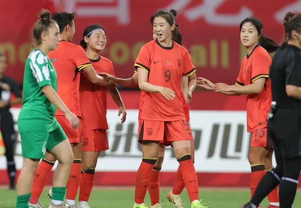 足球盛宴！7点35分两场焦点战同时开场：王钰栋迎挑战，女足小花再绽放