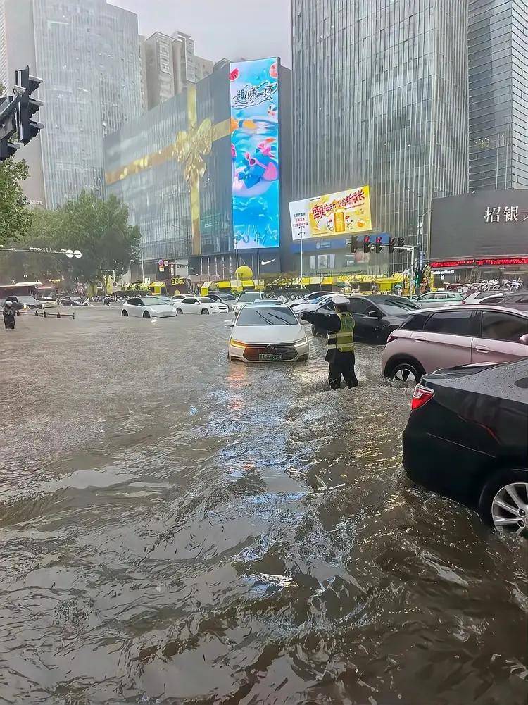 时隔4年悲剧重演,郑州京广隧道又被淹了,10分钟水即淹到车窗