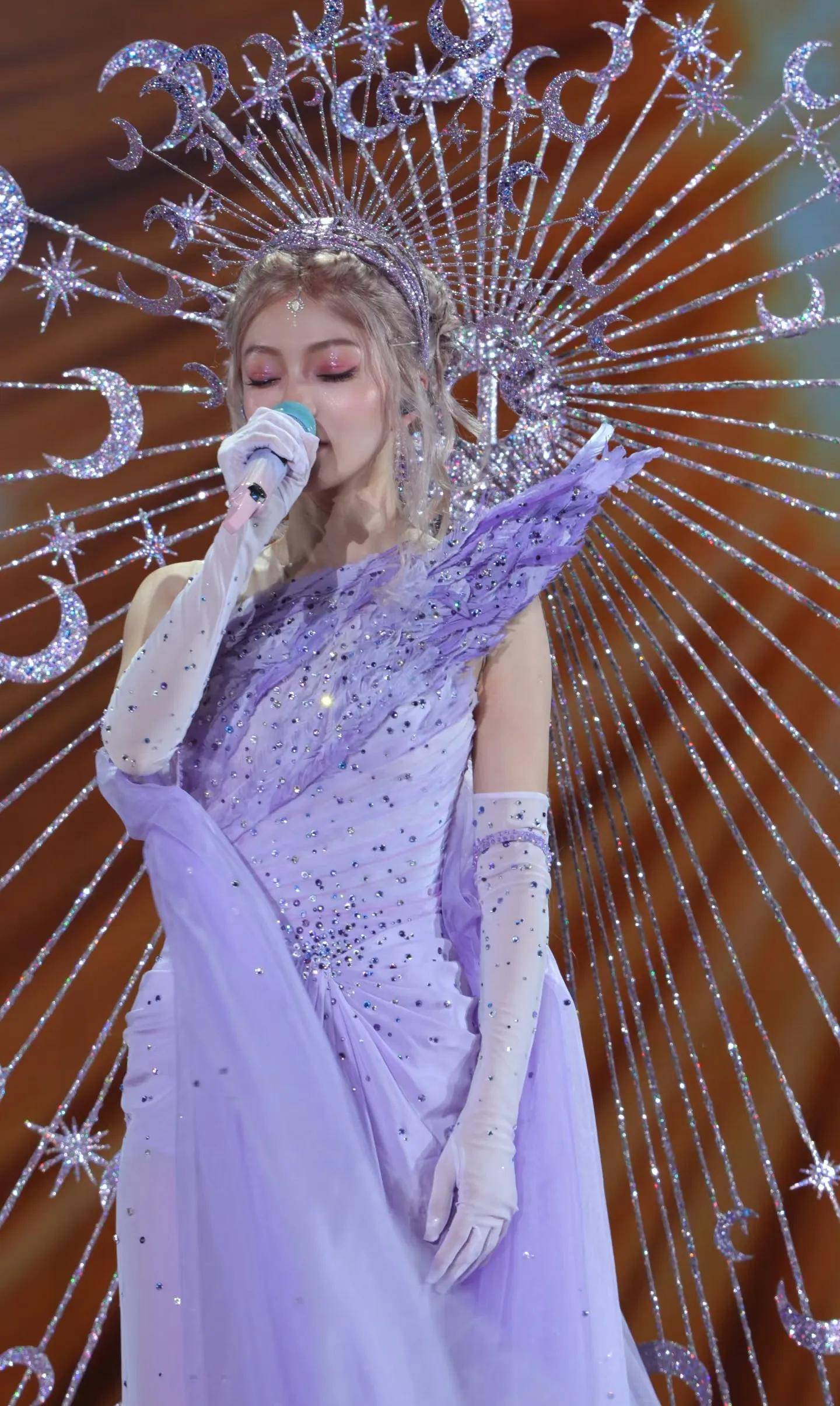 原创救命张韶涵重庆演唱会造型杀疯了美到想焊死在舞台