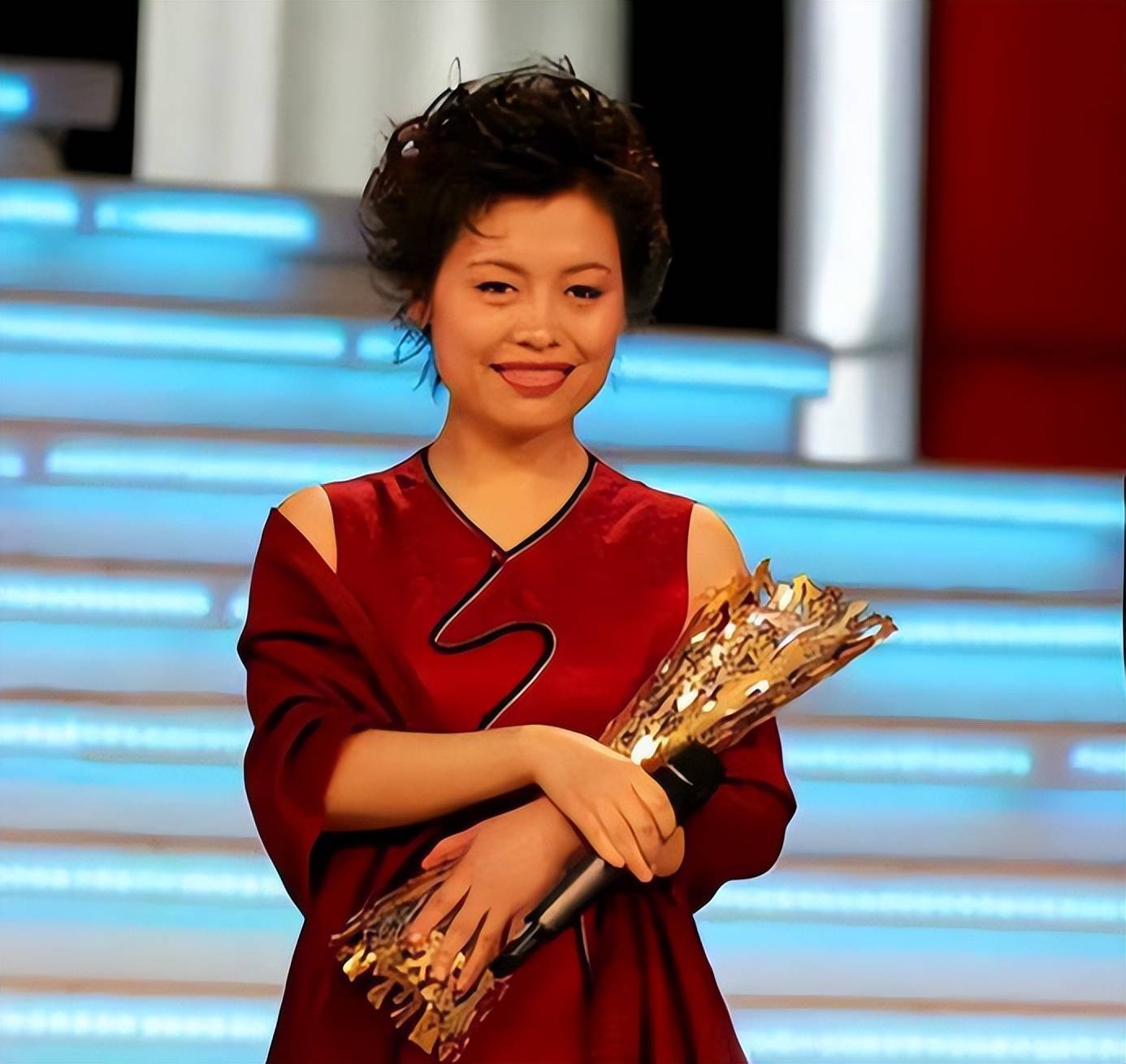 棋后谢军:嫁给男陪练,离异后又复婚,破镜重圆后她快乐吗?