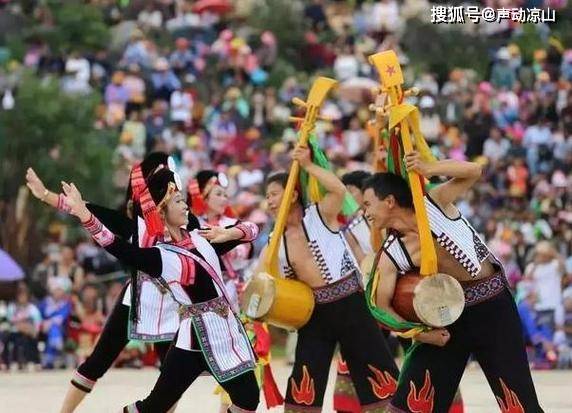 聚集在广场上,弹起大三弦,吹起竹笛,跳起欢快的 "阿细跳月"