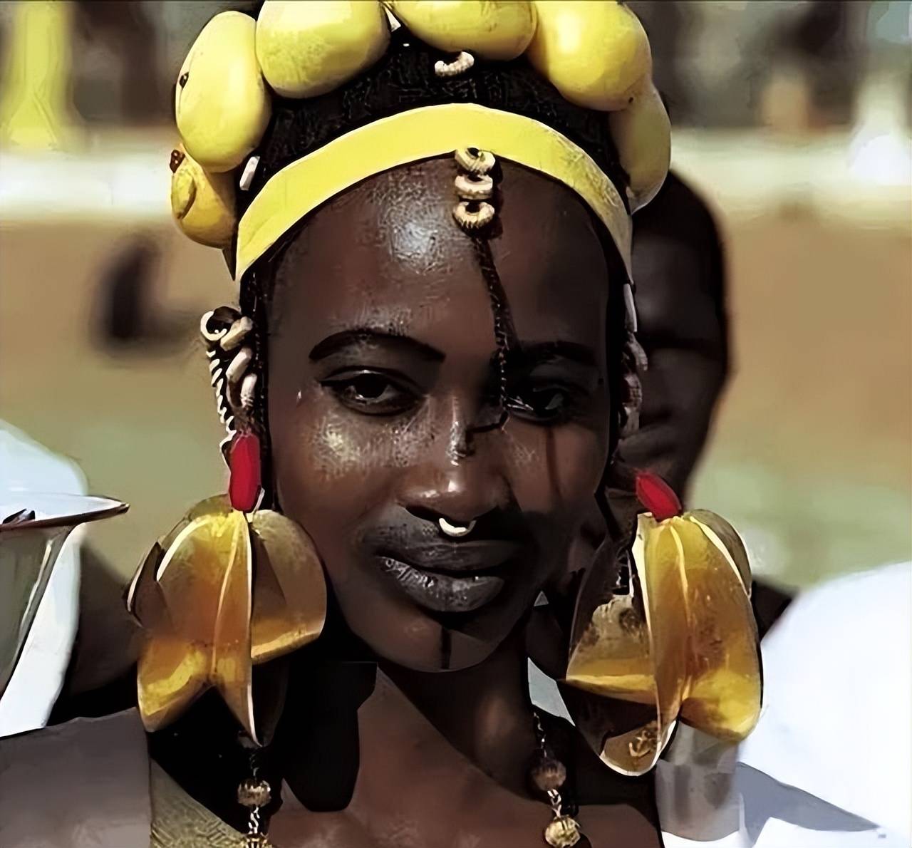 非洲的黄金部落酋长有80个老婆就连女性的内衣都是镶金的