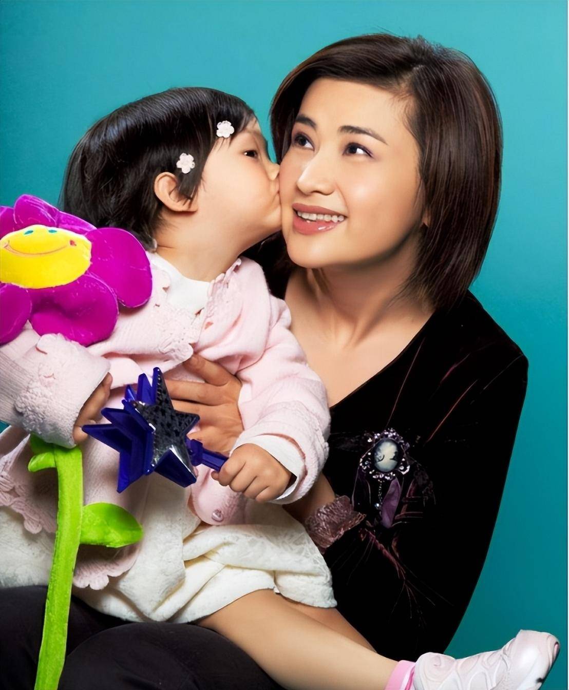 主持人吴小莉和亲哥浙江相认,对方一贫如洗,她帮没帮亲哥