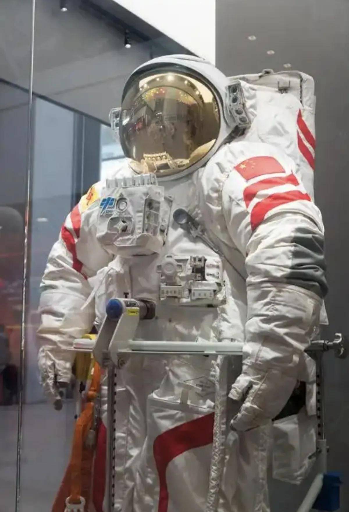 空间站上新舱外航天服,旧航天服怎么处理?空间站航天员饼干揭秘