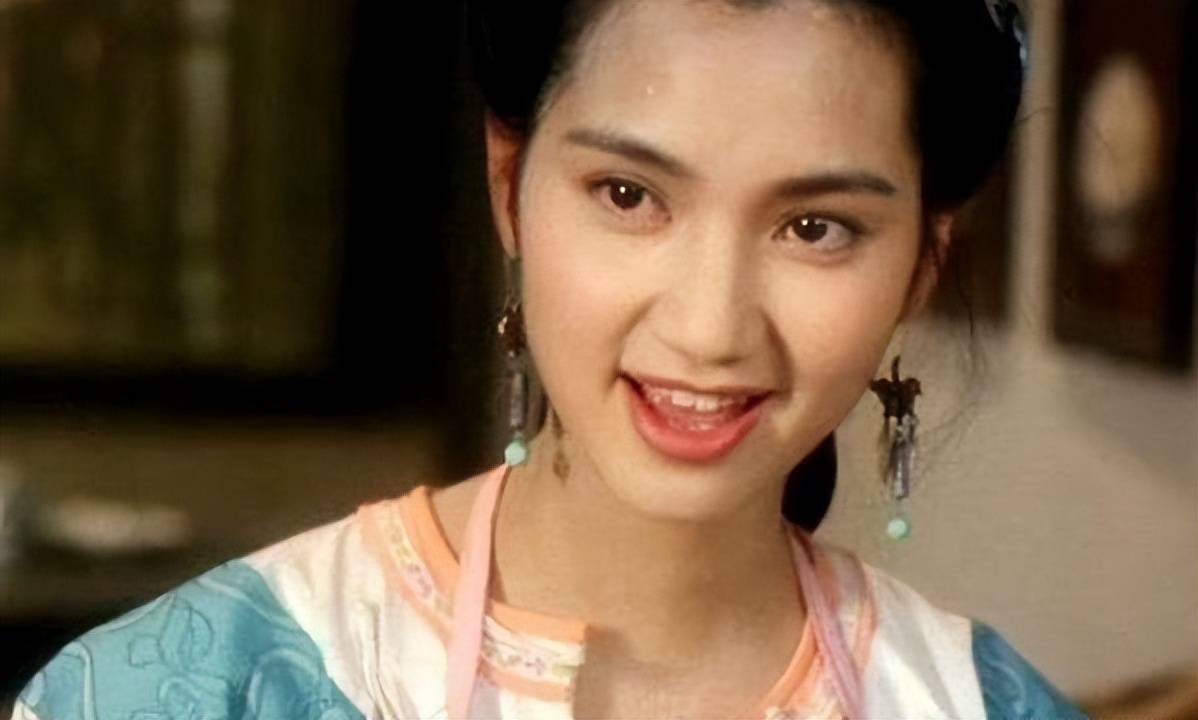 洪欣年轻时有多美?曾经仅解开上衣俩扣子,对面的人就睁大了眼睛