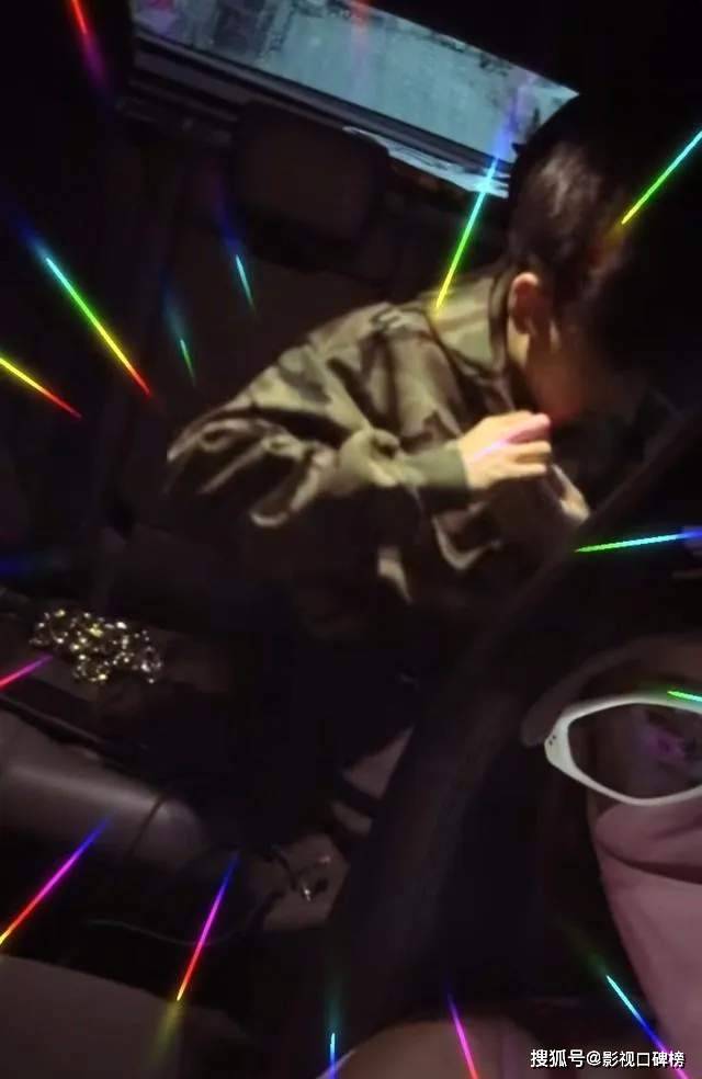 谢霆锋在杭州开演唱会,奚梦瑶夫妻到场,Lucas参与爸爸服装设计 谢霆锋在杭州开演唱会,奚梦瑶夫妻到场,Lucas参与爸爸服装设计