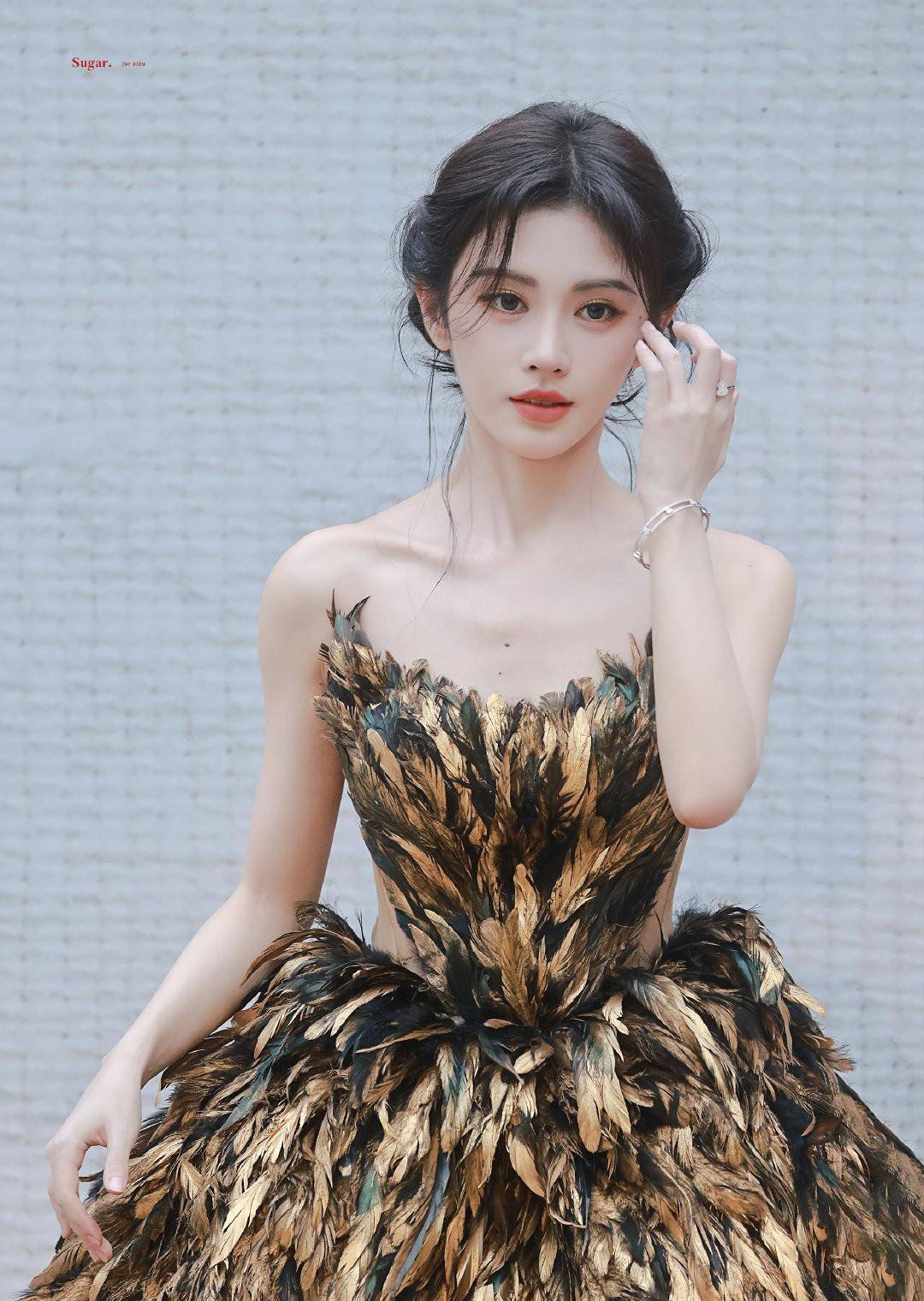 鞠婧祎亮相glass红毯金色羽毛裙闪耀全场网友仙女下凡