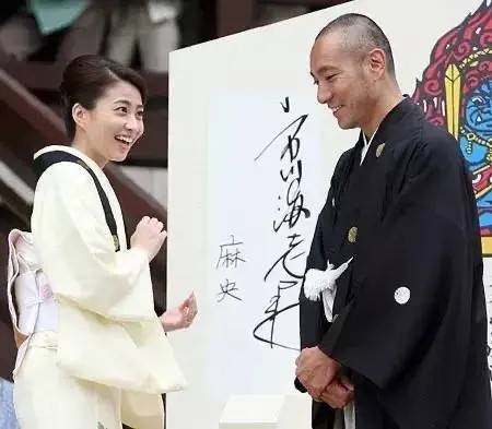 最近,市川海老藏带着两个孩子在《鬼平犯科帐》上演出,虽然他