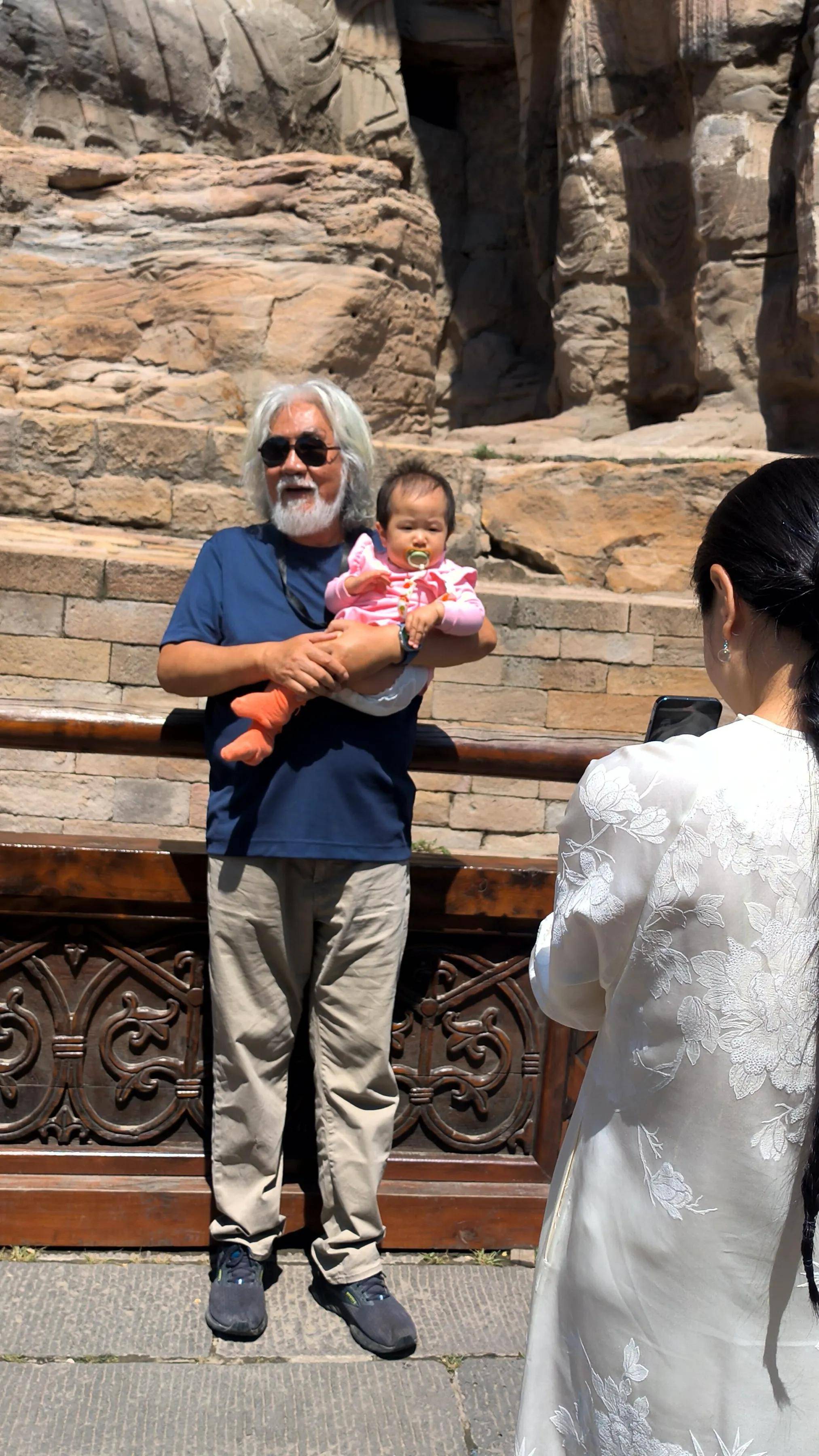 74岁张纪中一家六口游大同,亲自抱小女儿不怕累,杜星霖只负责美