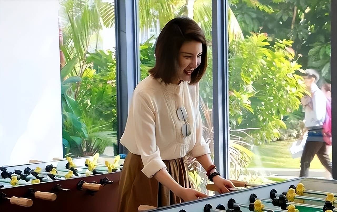 奥运冠军杜丽近况,年过40仍然韵味十足,从满脸痘蜕变成颜值女神