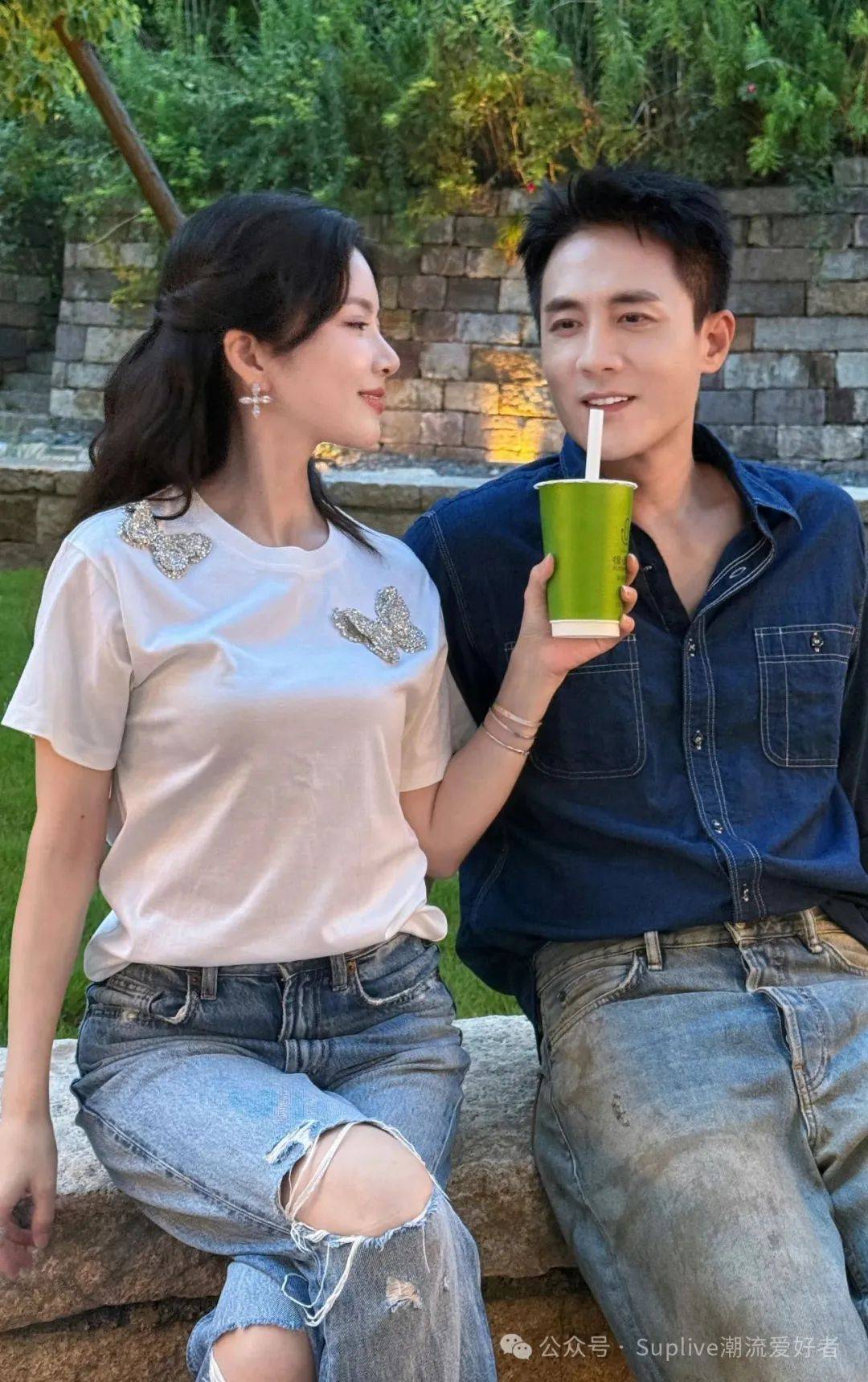 杜淳老婆王灿高调秀恩爱,晒秋茶合影人甜景美超上头