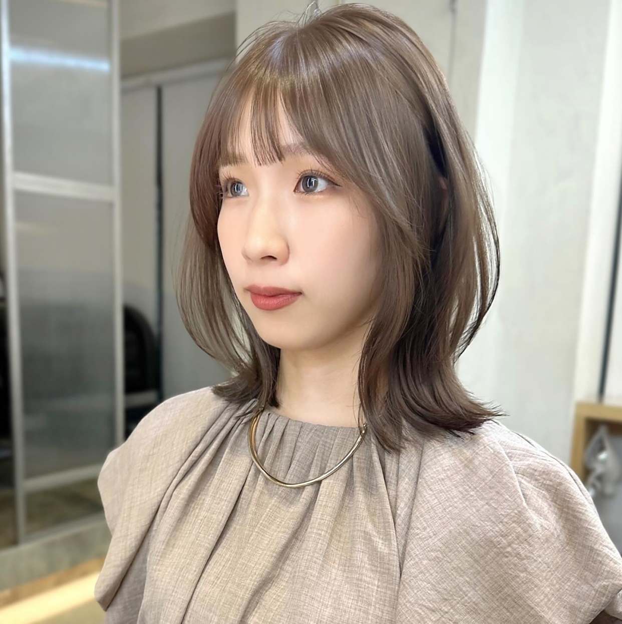 换对发型堪比换头这款中长发把氛围感拉满