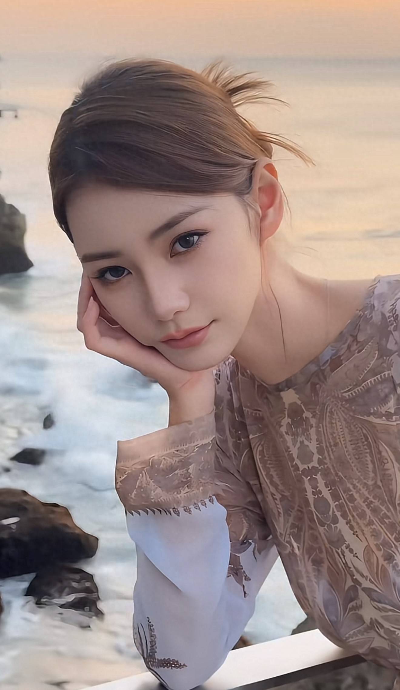 在发布的视频中马筱梅身着一条别致的花色长裙偏分的丸子头发型将她