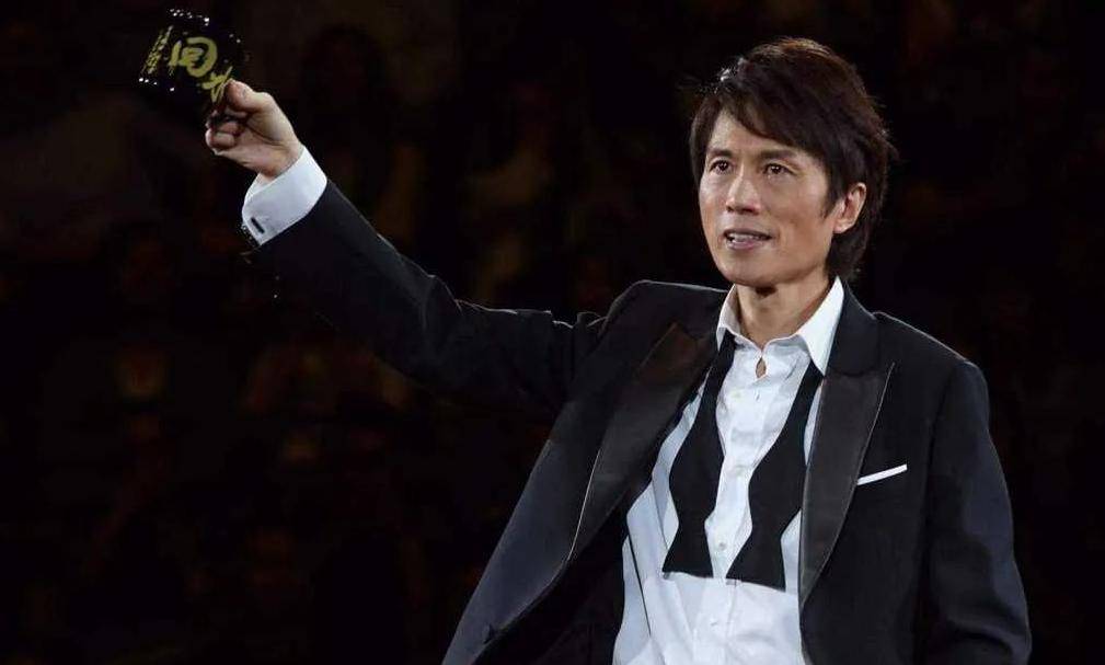 2004年金像奖,朱茵当众打了黄子华一巴掌,台下观众目瞪口呆!