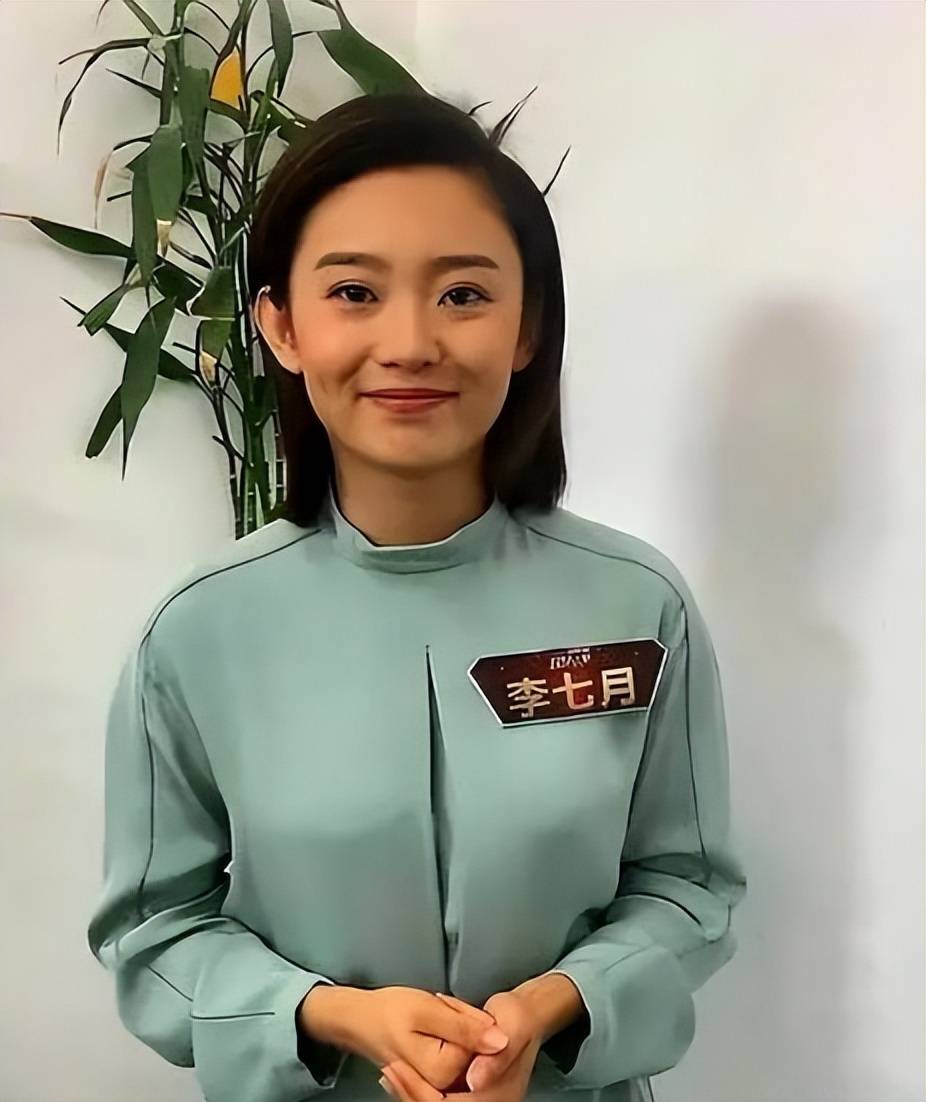 央视主持人李七月,不再被重用,38岁的她已经找到了自己的路