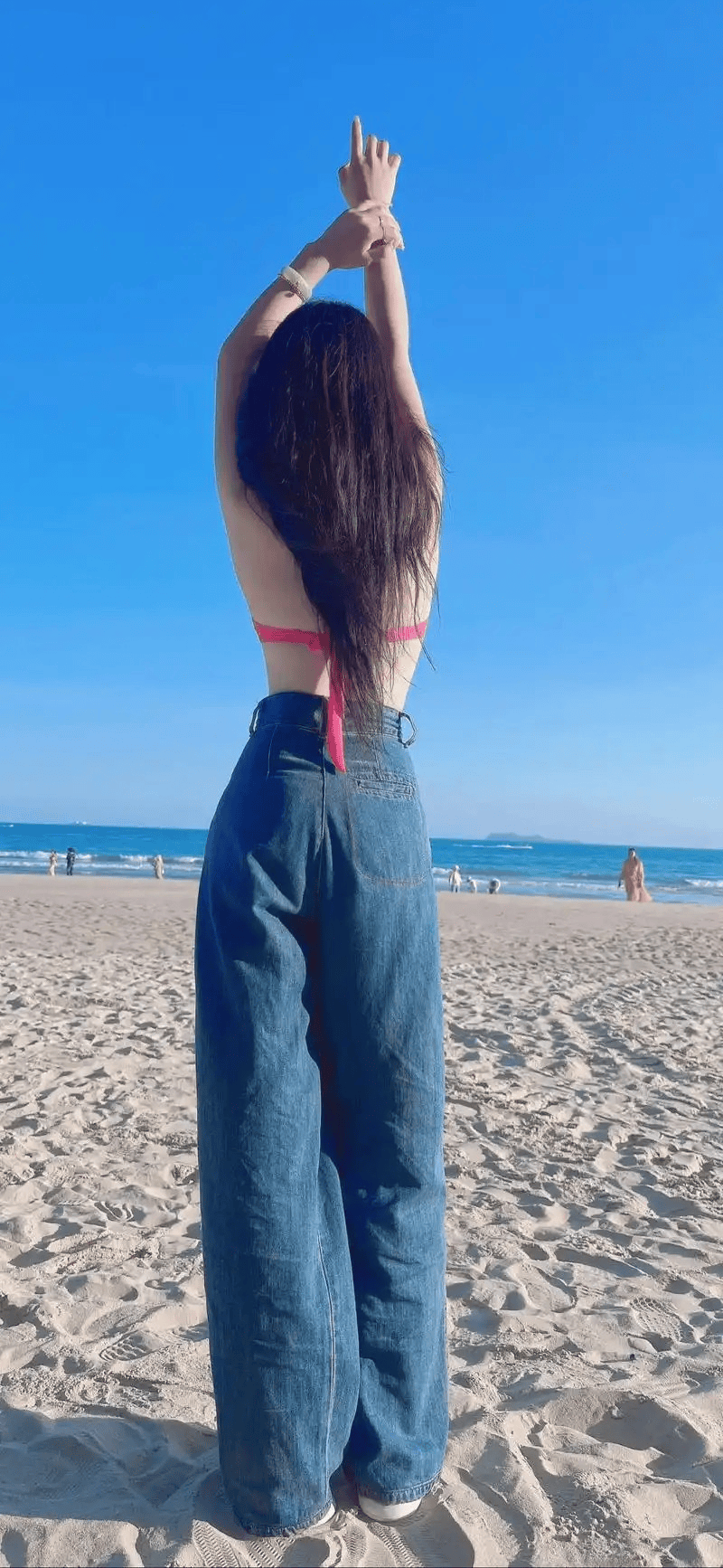 扛不住啊扛不住,沙滩比基尼美女,身材也太饱满有料了!