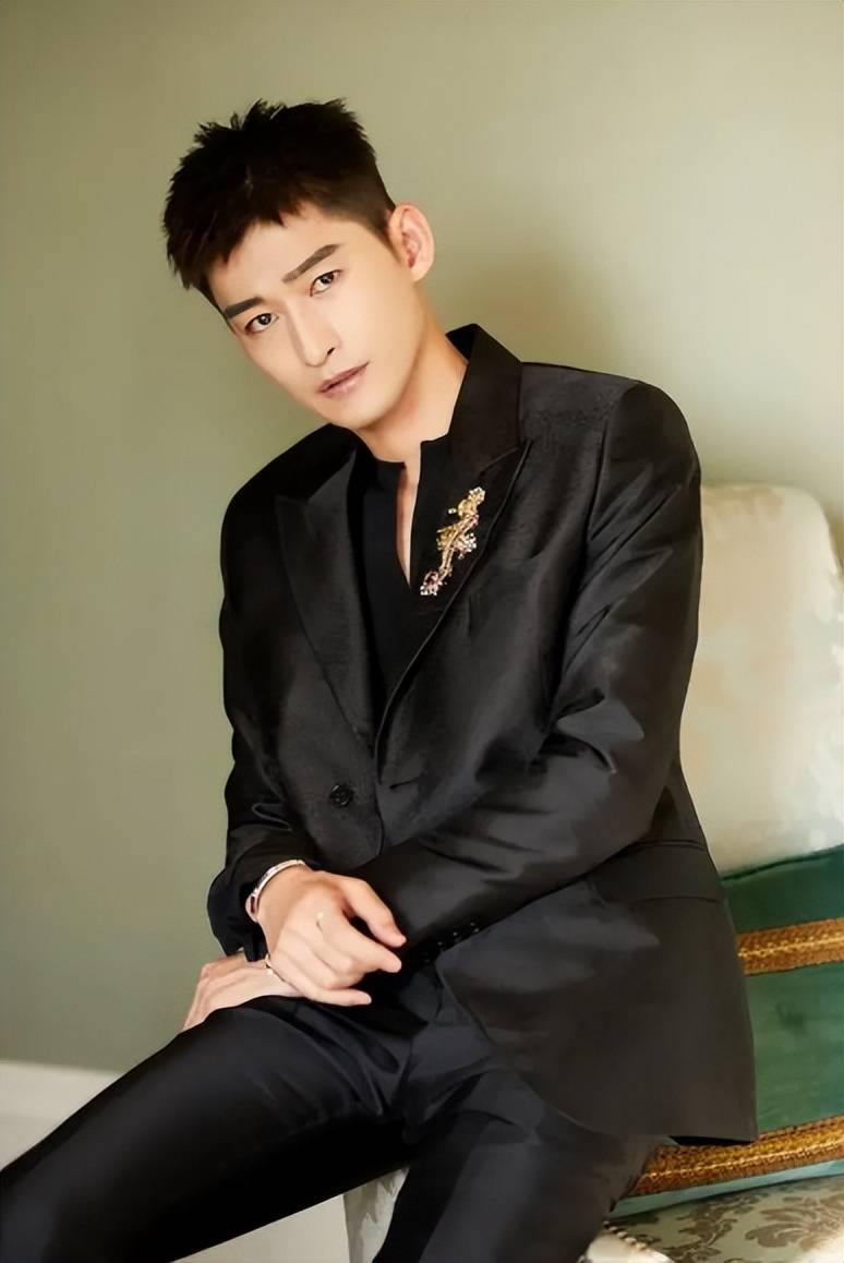 剧中,张翰抱着赵丽颖那句"我要让所有人知道,这个鱼塘被你承包了"的