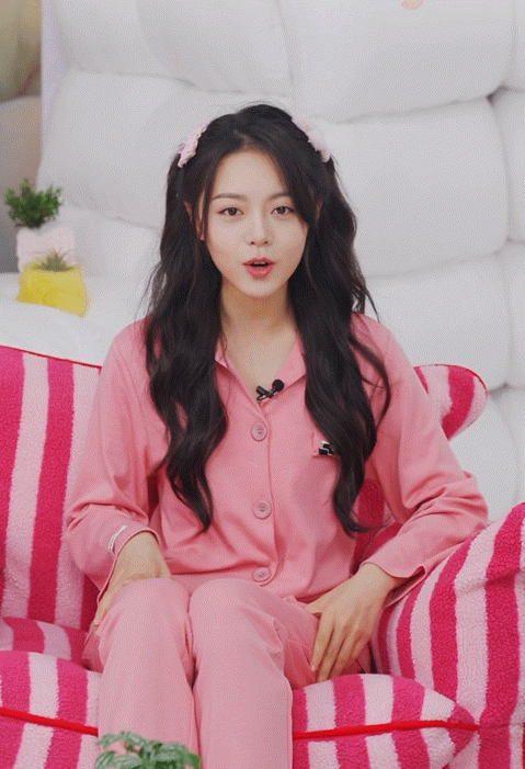 粉丝眼中的甜蜜暴击:赵今麦粉色开衫造型,生图也能如此能打?