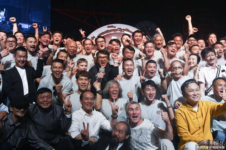成龙为什么要解散成家班?一个团队的分裂都是从内部开始的