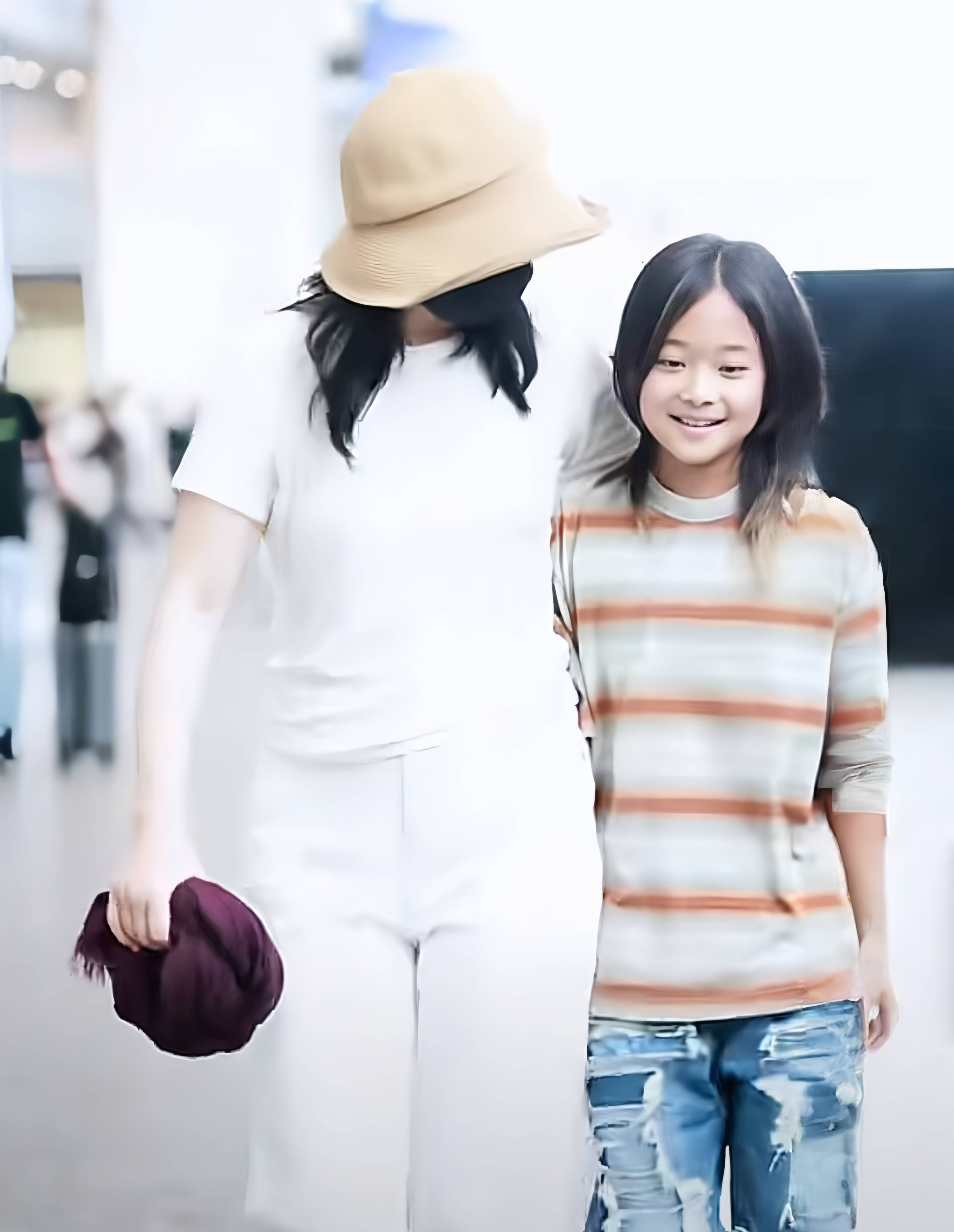 梅婷一家四口罕见曝光女儿颜值高长相和妈妈一样儿子则像父亲