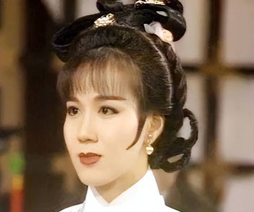 直到饰演《杨家将:碧血铸青天》中穆桂英一角,才让有些网友开始知道她